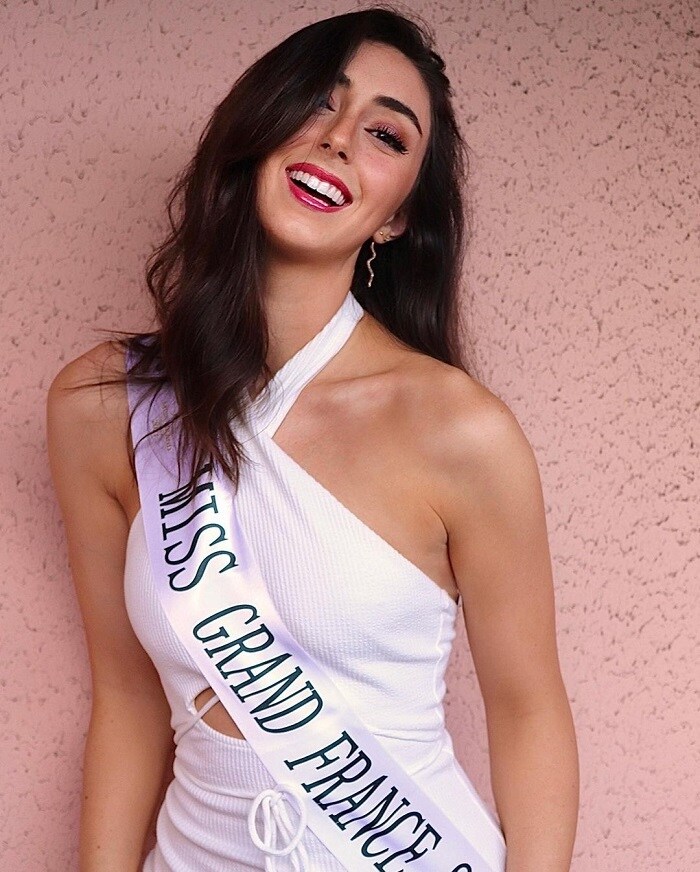Élodie Sirulnick, 24 tuổi là đại diện của Pháp, có chiều cao 1m79. Cô là thạc sĩ về truyền thông, tiếp thị và quản lý.