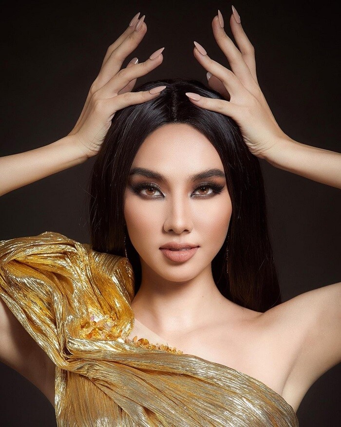 Đại diện Việt Nam tại Hoa hậu Hòa bình quốc tế năm nay là Nguyễn Thúc Thùy Tiên, sinh năm 1998. Cô cao 170 cm, số đo 83-62-93. Thùy Tiên từng là Á khôi 1 Hoa khôi Nam bộ 2017, Top 5 Hoa hậu Việt Nam 2018.