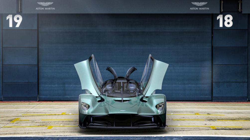 Phiên bản mui trần Aston Martin Valkyrie Spider đã chính thức trình làng với thiết kế mỹ mãn cùng vận tốc nhanh nhất lịch sử, đạt tới 330 km/h