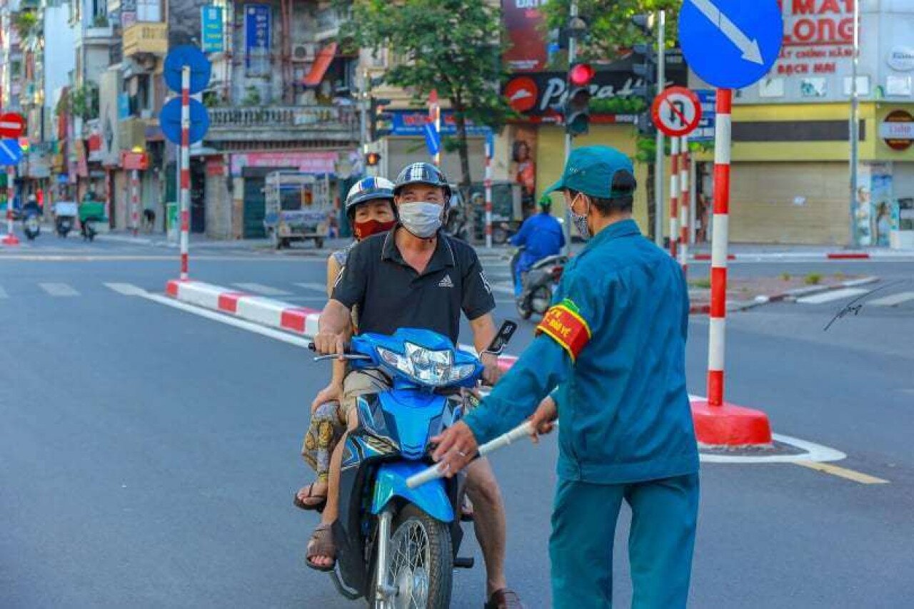 Ngoài ra, các chốt kiểm soát của lực lượng chức năng từng quận, phường vẫn được duy trì hoạt động để kiểm soát người đi đường.