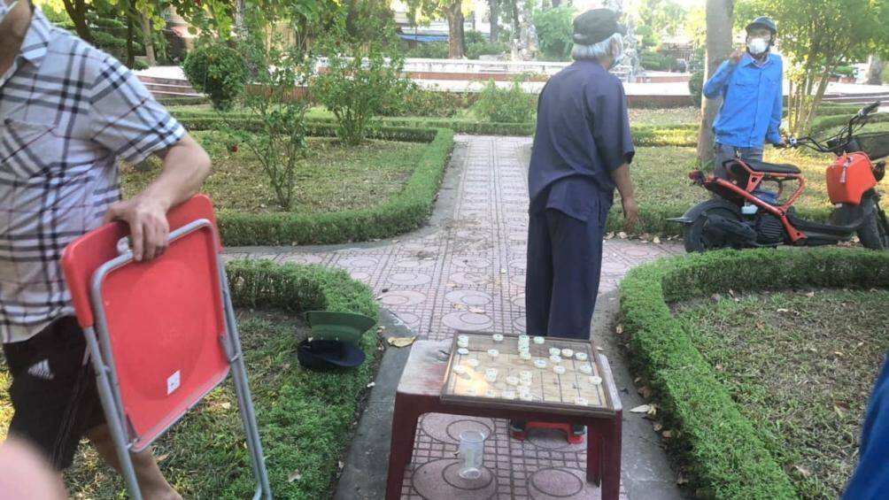 hoặc ra công viên đi bộ, ngồi đánh cờ (ảnh: CATP Vinh chiều ngày 17/8)