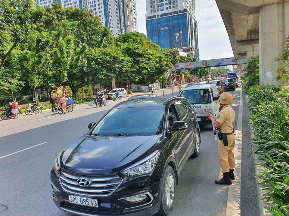 Những trường hợp ra ngoài đường nhưng quên giấy, tổ công tác sẽ linh động để người dân chụp ảnh, chứng minh. Đối với trường hợp cố tình ra ngoài sẽ bị lập biên bản, xử phạt.