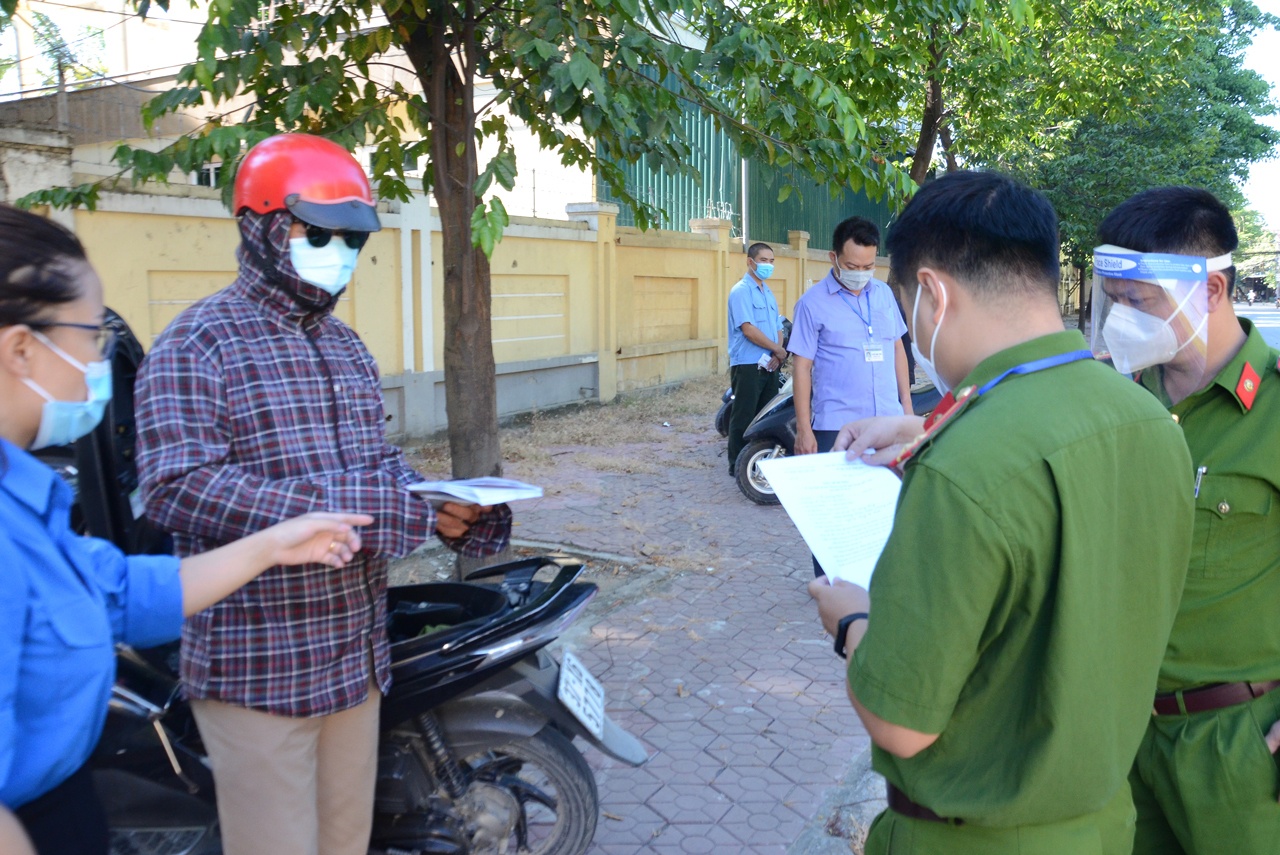Ông Nguyễn Ngọc Thiện - Phó Chủ tịch UBND Phường Hưng Phúc cho biết: Từ hôm nay phường lập 2 chốt, nhưng sẽ lưu động theo các tuyến đường của phường khi mật độ lưu thông đông. Các chốt sẽ kiểm tra người giấy tờ đối với người đi làm, đi mua sắm. Riêng người đi chợ thì chỉ tuyên truyền, nhắc nhở, từ ngày 20/8 nếu đi chợ không có phiếu (hoặc có phiếu không đúng ngày sẽ bị phạt)