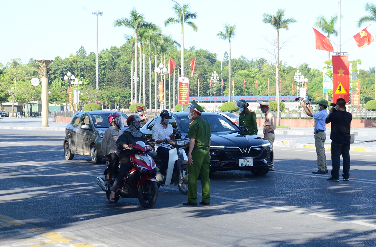 Trên các trục đường chính, lực lượng CSGT, CSGT Công an thành phố sẽ trực tiếp kiểm tra, xử lý.