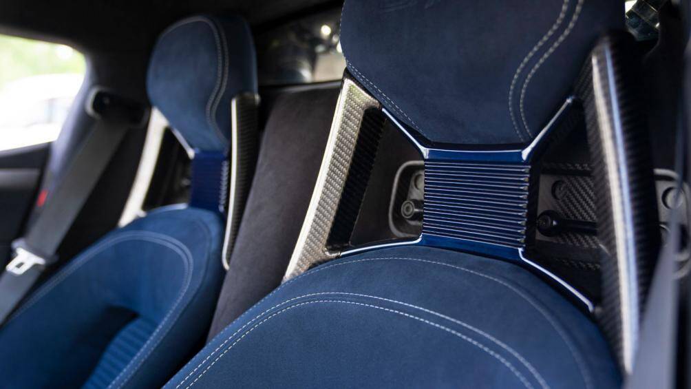 Ngoài ra, bảng táp lô của xe cũng được bọc da Antimatter Blue tạo nên phối màu đơn giản cho nội thất xe