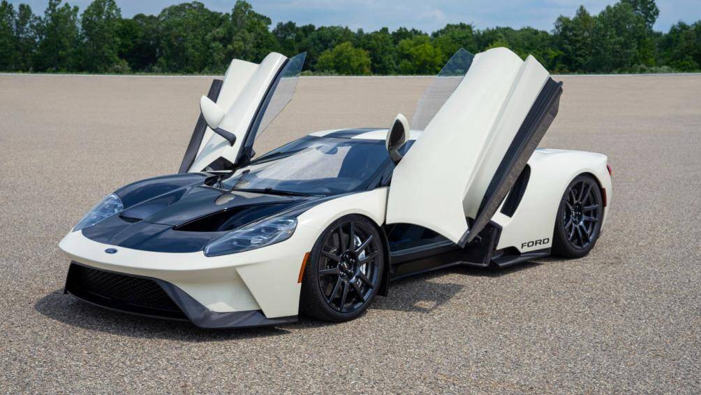 Ford GT ’64 Prototype Heritage Edition mang trên mình lớp áo màu trắng kem Wimbledon với nắp ca-pô màu đen và đường sọc chạy dọc nóc xe tới đuôi sau