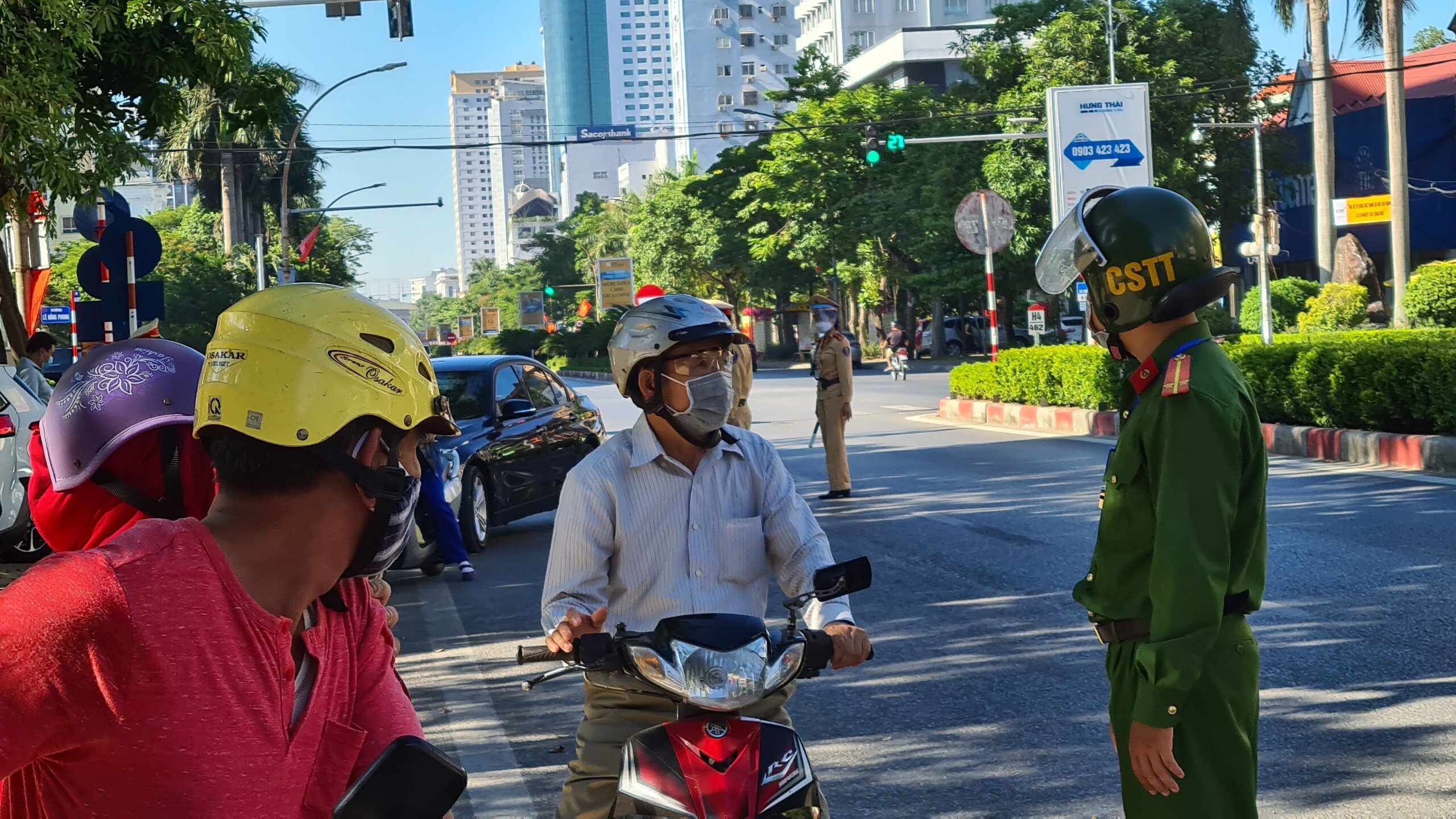 Từ ngày 18/8, tất cả những người dân sinh sống ở TP Vinh khi ra đường đều có thể bị kiểm tra giấy tờ