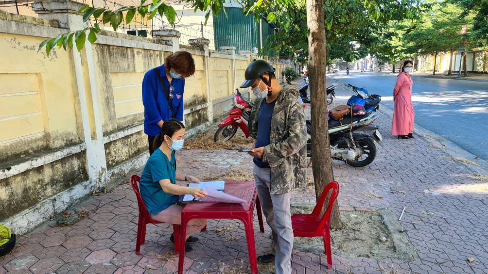 Anh T ở Hưng Dũng, đi sang phường Hưng Phúc với lý do "đi làm" nhưng không có giấy được nhắc nhở yêu cầu quay về và chỉ ra đường khi thực sự cần thiết