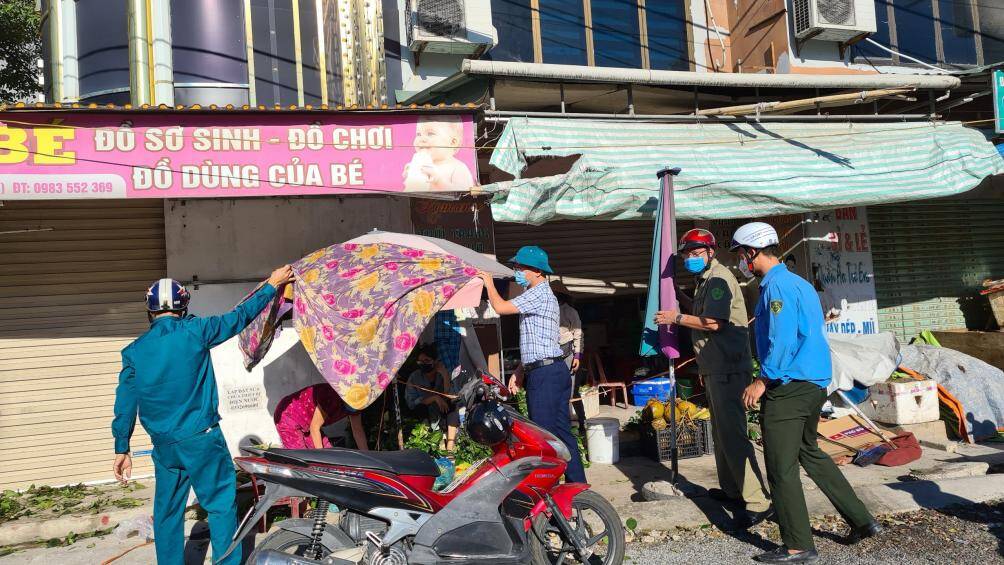 Những trường hợp bày bán lấn chiếm lòng đường, vỉa hè không giăng dây, tạo khoảng cách phòng dịch sẽ bị lập biên bản với mức phạt lần đầu là 750.000 đồng.