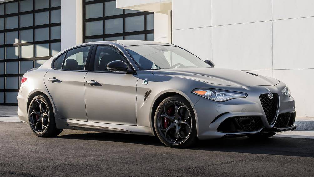 10. Alfa Romeo Giulia 2021 (giá khởi điểm: 41.845 USD)