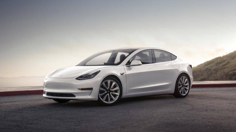 5. Tesla Model 3 2021 (giá khởi điểm: 39.190 USD)