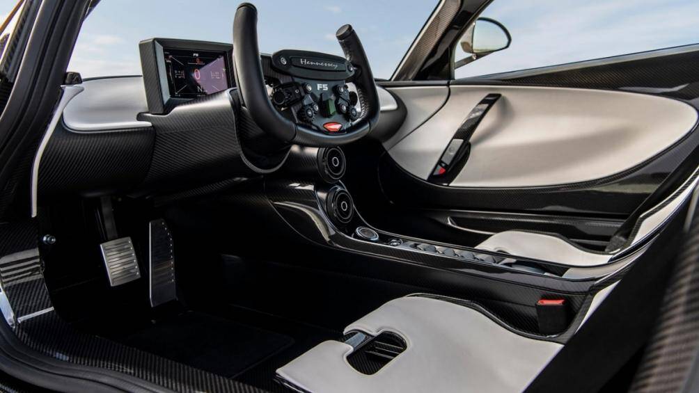 Chính thiết kế này đã khiến hãng không thể trang bị túi khí cho xe. Ghế ngồi tư thế cố định với khung làm bằng sợi carbon