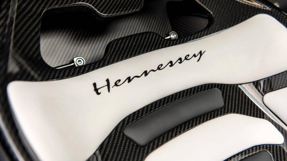 Xe có năm chế độ lái gồm Sport, Track, Drag, Wet và F5. Venom F5 được trang bị mâm xe có đường kính 19 inch ở bánh trước và 20 inch ở bánh sau