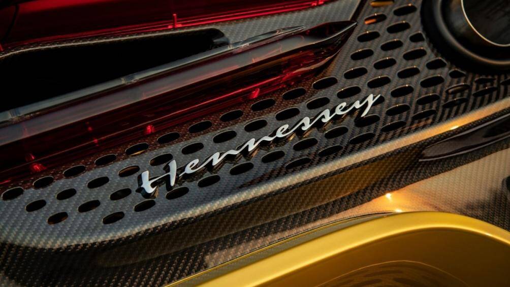 Hai màn hình được trang bị, một dùng để hiển thị thông tin của xe, có kích thước 7 inch. Màn hình thứ hai dùng để giải trí có kích thước 9 inch