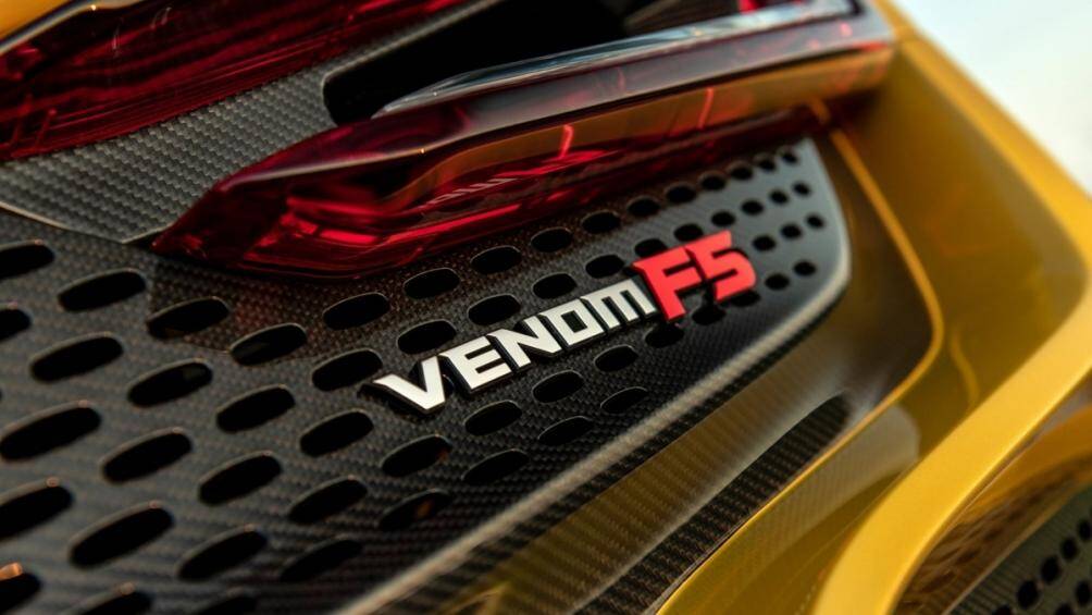 Khối động cơ được làm bằng gang đúc với nắp máy làm bằng nhôm, nhờ đó, khối lượng động cơ chỉ ở mức 289 kg và tổng thể chiếc xe chỉ nặng 1.360 kg