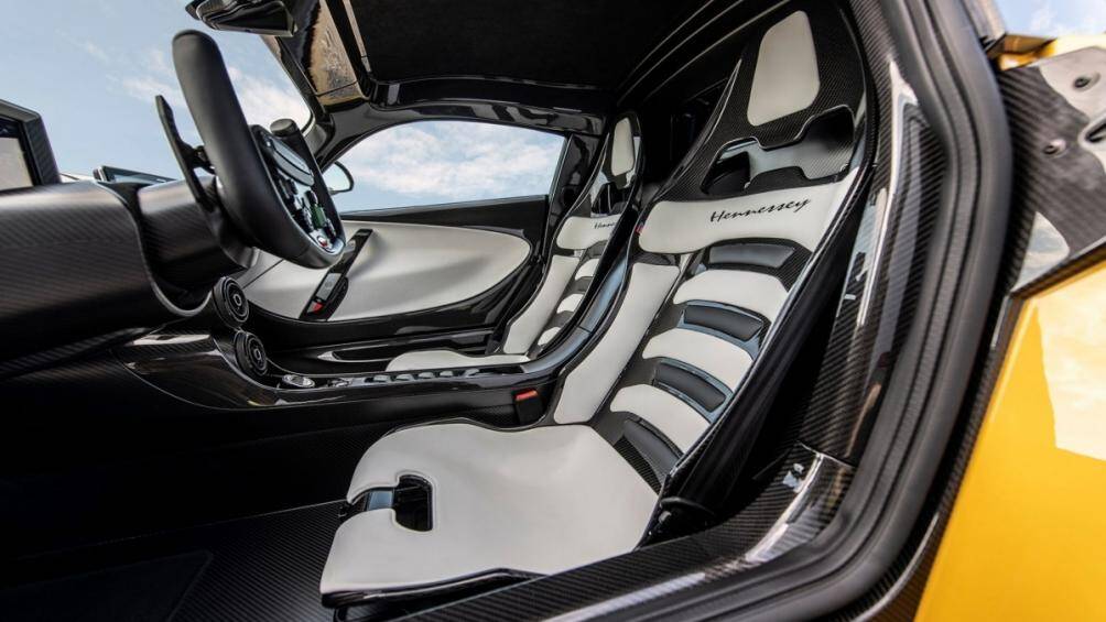 Khoang lái của xe cũng được tinh giản nhưng vẫn mang hơi hướng tương lai. Vô-lăng có thiết kế độc đáo, tích hợp một số nút chức năng