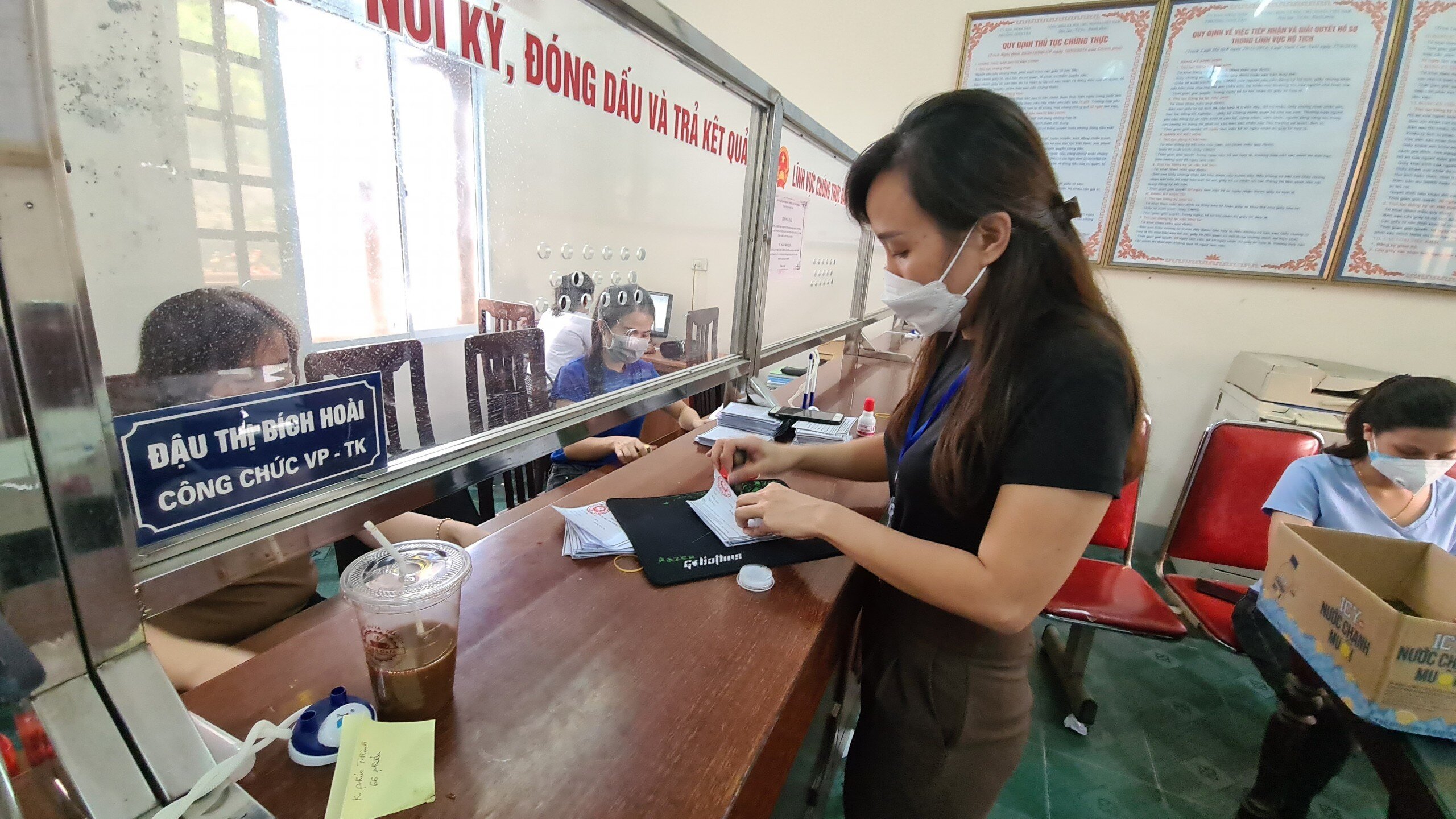 Sau đó được chuyển sang khâu đóng dấu