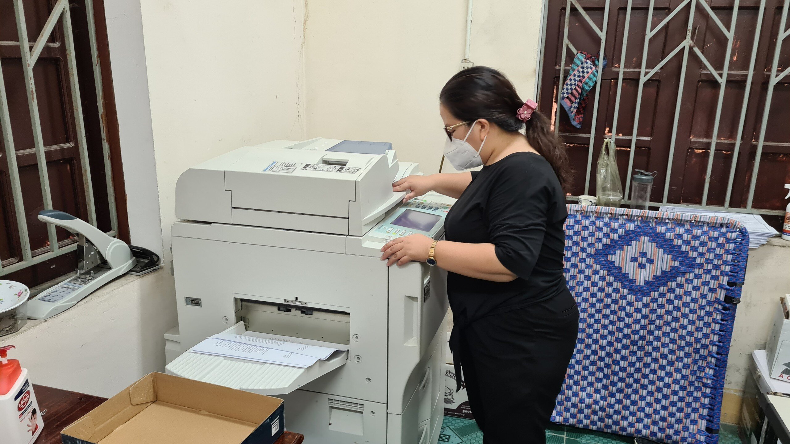Chị Trần Thị Hà Chung - cán bộ Văn phòng - thống kê phường Vinh Tân cho biết: Đế có 22.000 phiếu đi chợ phát cho 4.000 hộ trên địa bàn, chúng tôi đã phải luân phiên làm việc thâu đêm để sáng nay có phiếu phát cho các khối