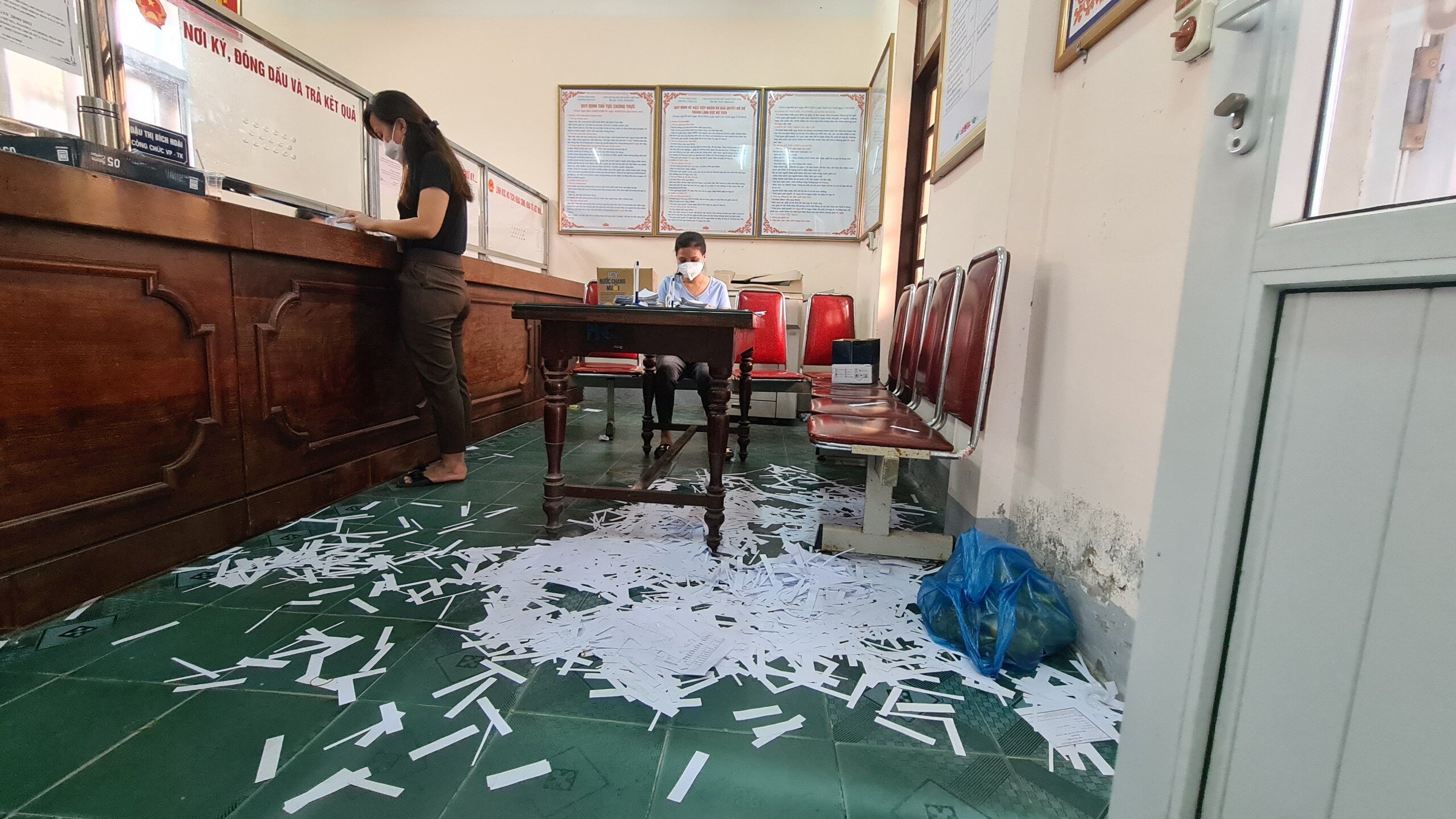 Khối lượng công việc nặng nề làm trong thời gian ngắn khiến các cán bộ phường phải dốc hết sức