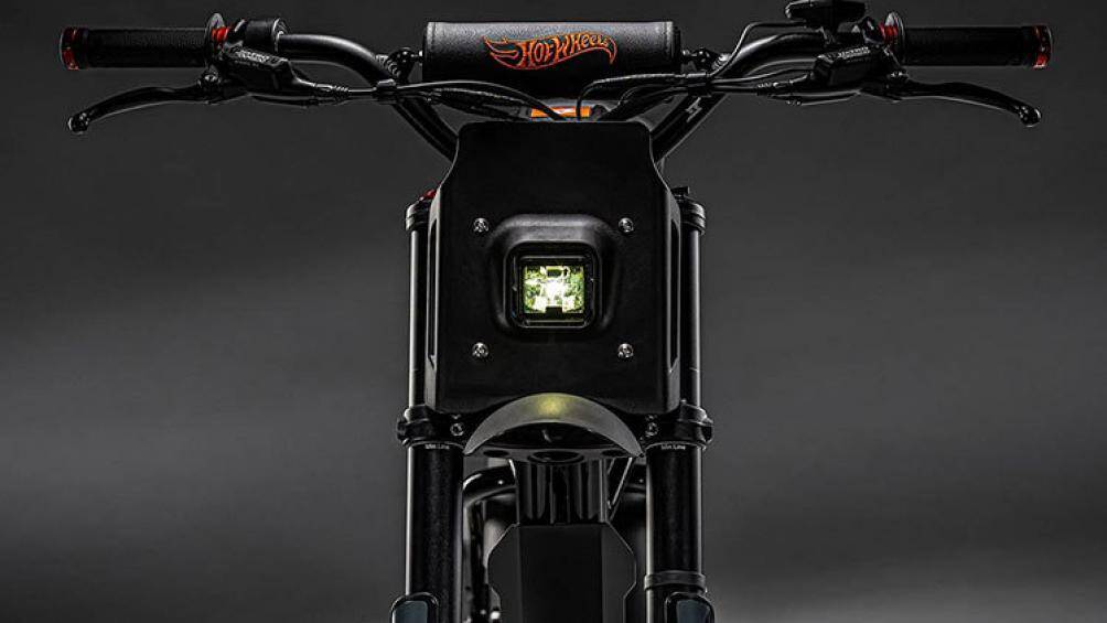 Hot Wheels X Super73-RX được trang bị một bộ thiết bị điện tử thông minh cho phép chiếc xe có khả năng kết nối toàn diện với hệ điều hành điện thoại thông minh