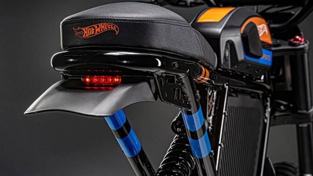 Trên xe, hàng loạt trang bị hiện đại và đắt giá được đưa lên như bộ bọc yên thêu thủ công, ghi đông lái Saddlemen, bộ tay nắm ATV Lock-on từ ODI...