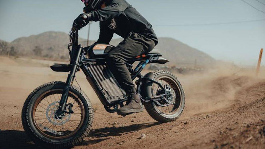 Xe cũng được cung cấp kẹp phanh trước bằng nhôm 4 pit-tông, giảm xóc trước USD tùy chỉnh được tải trọng và giảm xóc sau monoshosck cũng có thể điều chỉnh