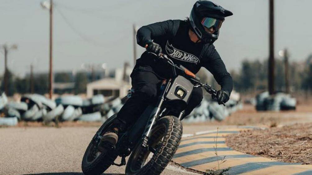 Hot Wheels X Super73-RX còn được cung cấp năng lượng bởi pin 960 watt giờ, cho phép nó đi được khoảng 64 km với vận tốc 32 km/h bằng năng lượng điện