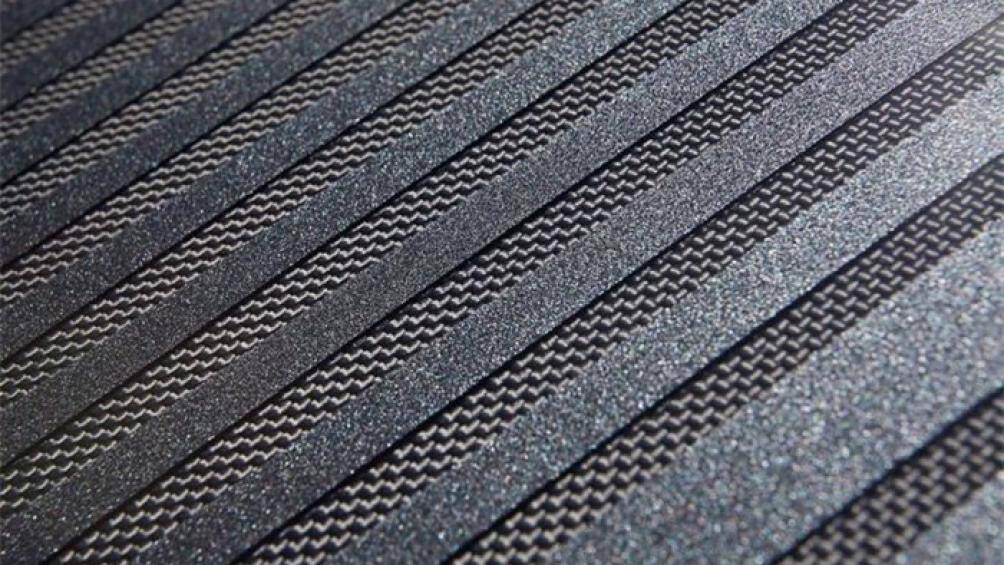 Phần thân xe của nguyên mẫu này được làm bằng sợi carbon hoàn toàn có độ bóng 1K, lớp sơn xe có thể chuyển màu bắt mắt