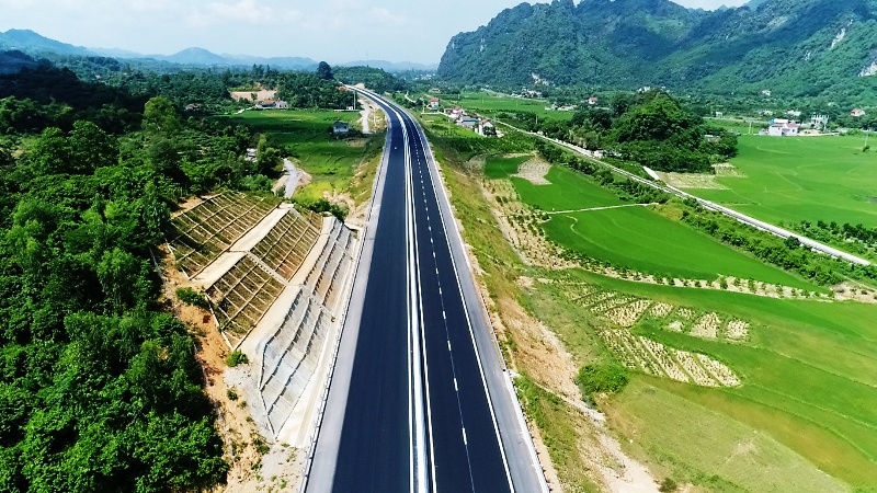 Khi tuyến cao tốc trong mơ sẽ hoàn thành, quãng đường từ Hà Tĩnh, Nghệ An ra các tỉnh phía Bắc sẽ gần lại, góp phần rất lớn trong giao thương và phát triển kinh tế xã hội của khu vực.