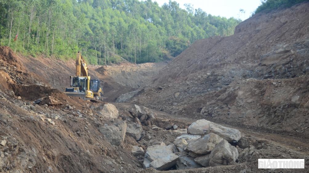 Mới 1 tháng mà một phần quả núi đã được đơn vị thi công bạt gọn, chuẩn bị đưa bộ dây chuyền khoan vào đục núi làm hầm Trường Vinh (tx Hoàng Mai, Nghệ An).