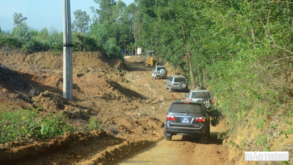 Thời điểm này các đơn vị đang bạt núi, cắt rừng để làm những tuyến đường công vụ.