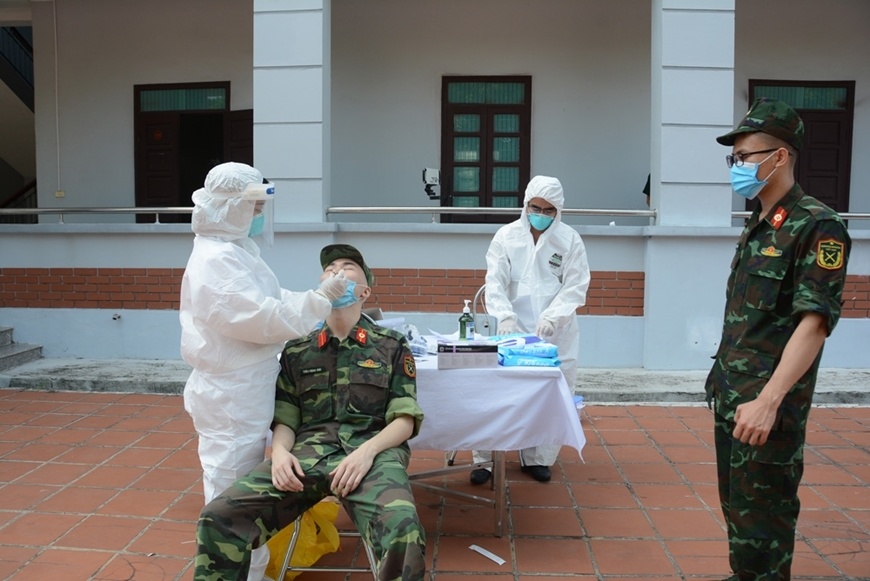 Trước khi lên đường vào miền Nam thực hiện nhiệm vụ, các quân nhân đã được lấy mẫu xét nghiệm SARS-CoV-2.