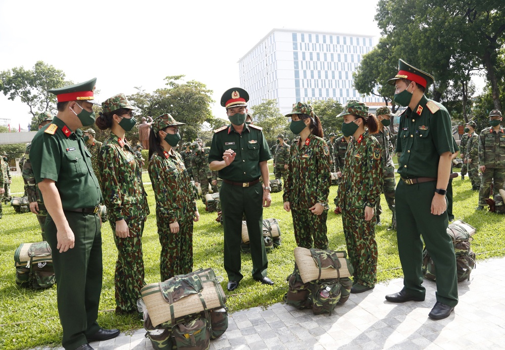 Nhiều cán bộ, nhân viên, học viên nữ của Học viện Quân y đã lên đường vào miền Nam chống dịch.