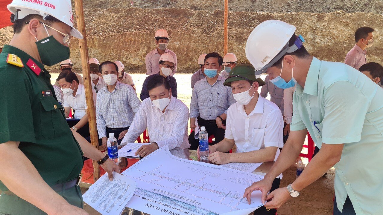 Mặc dù dịch Covid-19 diễn biến phức tạp khiến các địa phương có tuyến cao tốc đi qua đang phải giãn cách xã hội theo Chỉ thị 16, nhưng dưới sự chỉ đạo quyết liệt của Bộ GTVT, các đơn vị thi công vẫn vượt khó triển khai theo tiến độ đã định.