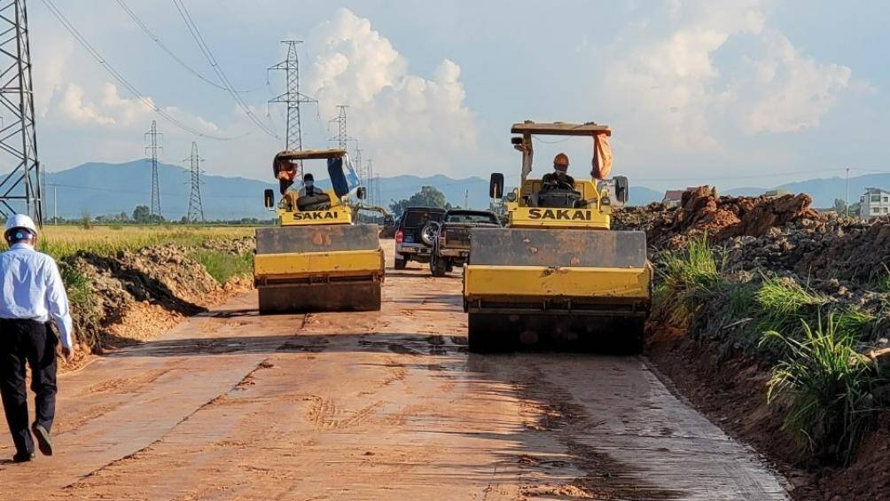 Đường được lu lèn cho đủ độ chặt