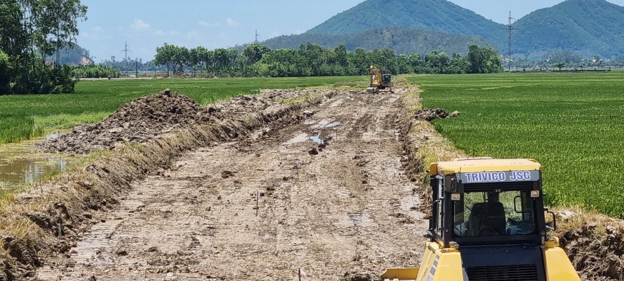 Cùng với làm hầm, những đoạn đường xuyên cánh đồng lúa...