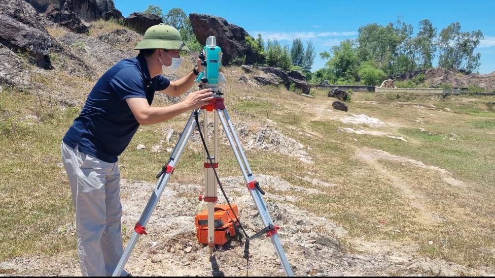 Mặt bằng giao đến đâu, các kỹ sư tới tiếp nhận, đo đạc, phóng tuyến tới đó.