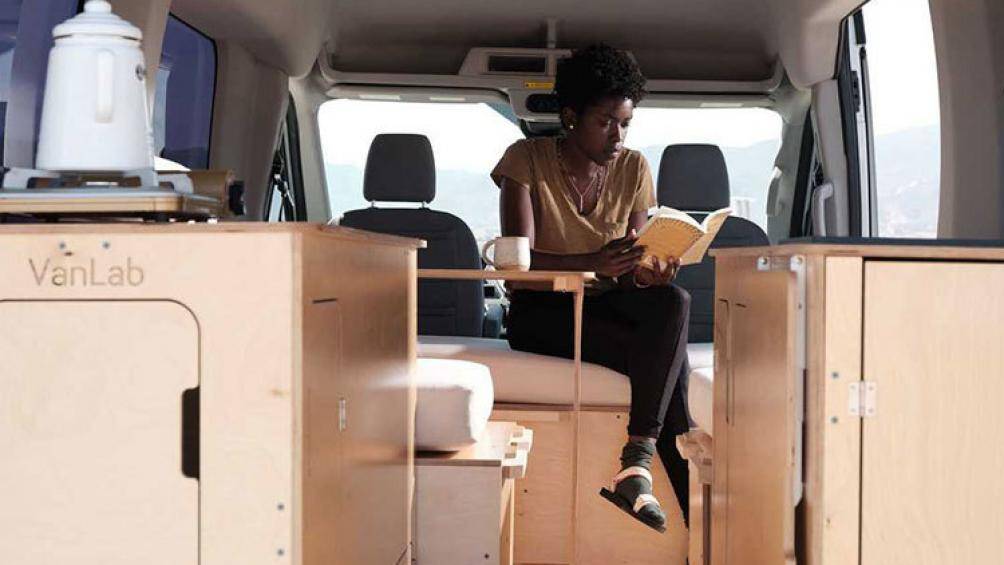 Bộ trang bị này được làm bằng gỗ chất lượng cao để tối đa hóa không gian và các chức năng. Khách hàng có thể dễ dàng tự lắp ráp cho xe của mình