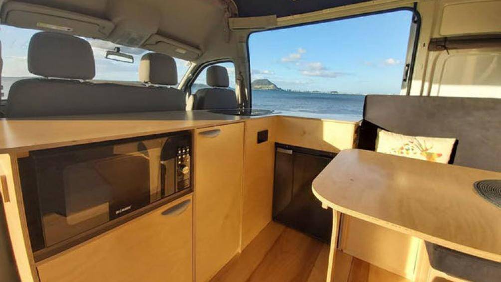 Chủ xe có thể chuyển đổi từ giường đa năng thành phòng khách chỉ trong vài giây và thậm chí không cần phải rời khỏi phương tiện