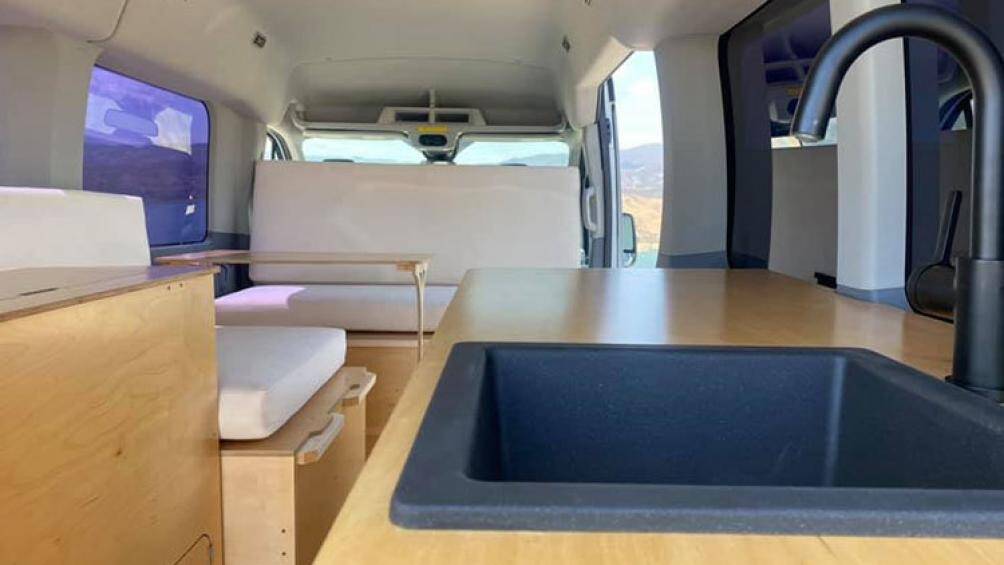 Ngoài ra, nó còn có đầy đủ công cụ nhà bếp và tất cả các tiện ích khác như hệ thống dây điện, kho chứa nước ngọt, thùng rác, tủ lạnh...