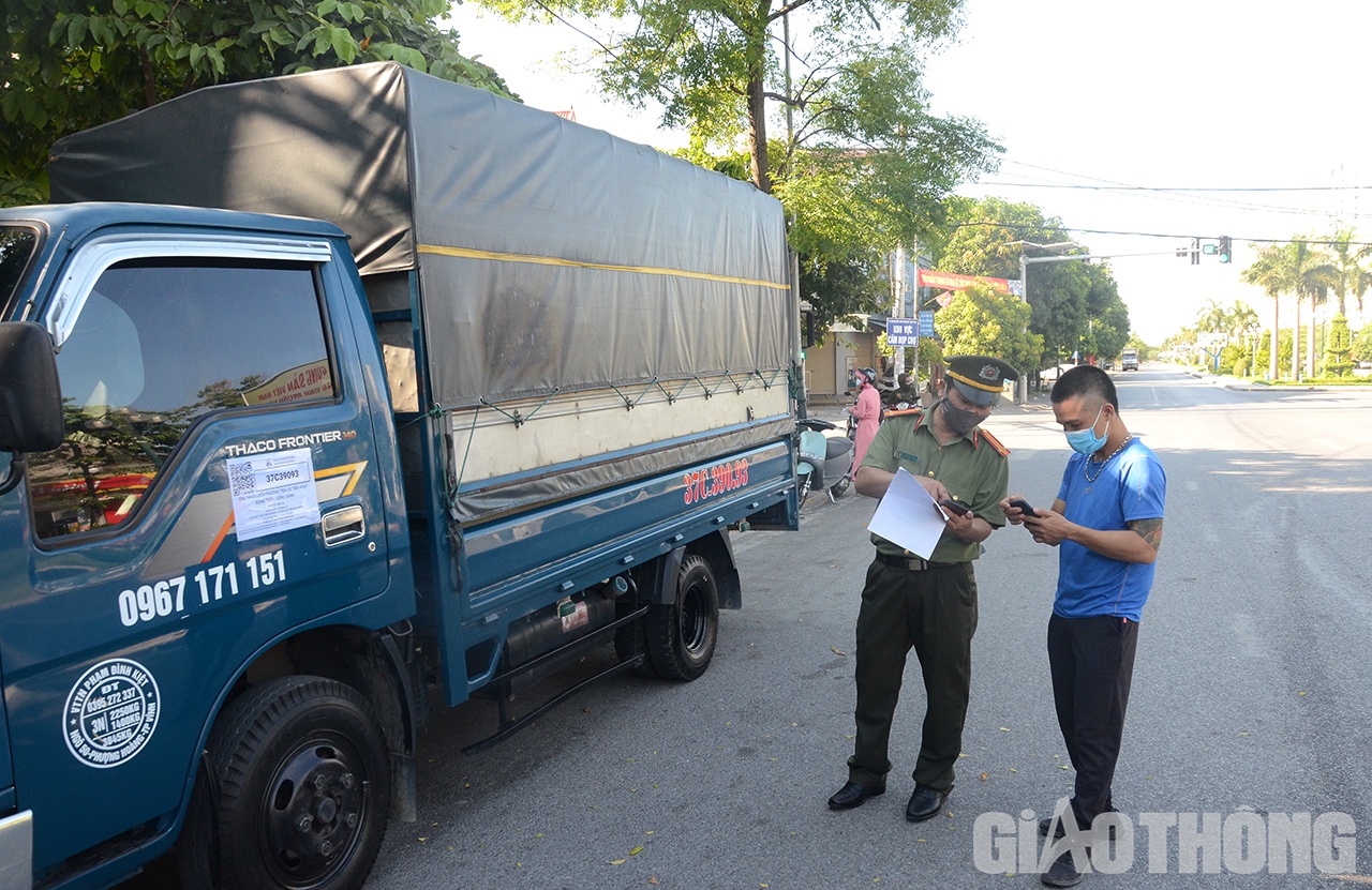 Xe vận tải luồng xanh mà không vận chuyển mặt hàng thiết yếu cũng bị yêu cầu quay đầu