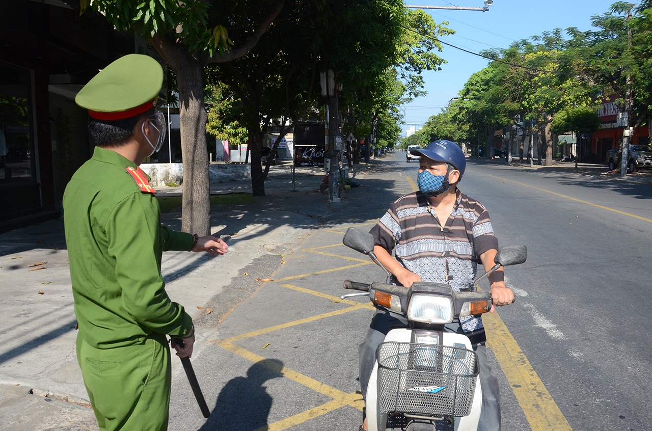 Ông H. (Phường Hưng Bình) cầm thẻ đi chợ đúng ngày cũng bị yêu cầu quay về vì quy định mới "ai ở đâu, ở yên đó"