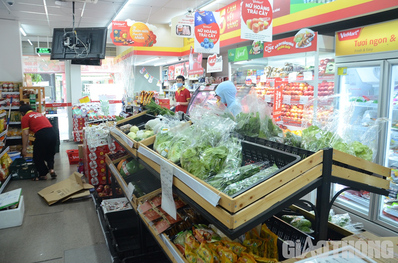 Hàng hóa trong siêu thị vẫn có đủ và tương đối phong phú. Theo các nhân viên, thỉnh thoảng hàng về chậm vì phải qua nhiều chốt kiểm soát chứ không thiếu.