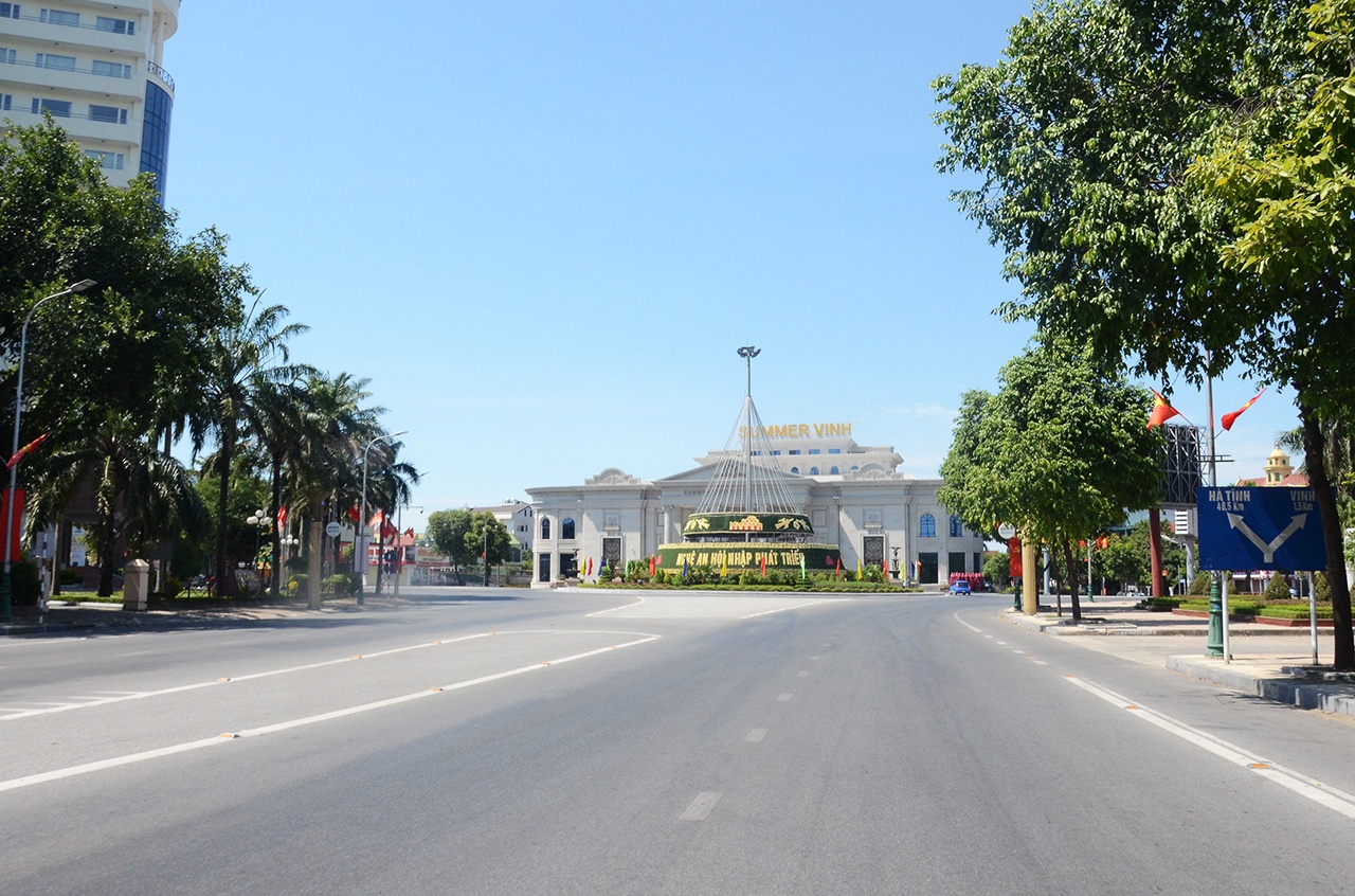 Đường phố vắng tanh không bóng người (Ảnh: Vòng xuyến Trần Phú, Lê Duẩn - nơi thường xuyên xảy ra ùn tắc trong giờ cao điểm)