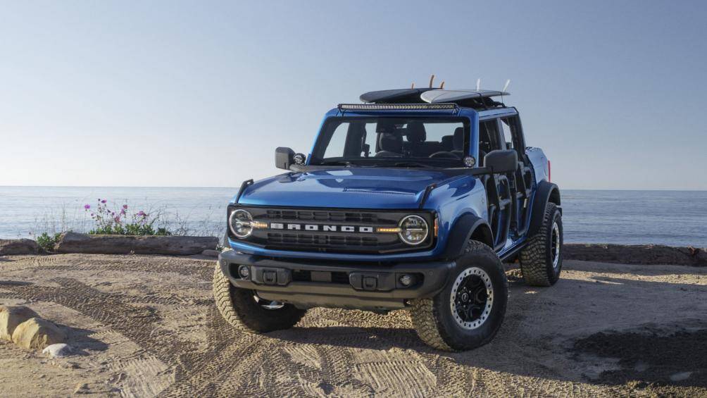 Mẫu Concept Ford Bronco Riptide sở hữu ngoại thất màu xanh Velocity Blue có ý nghĩa gợi nhắc về màu xanh của biển