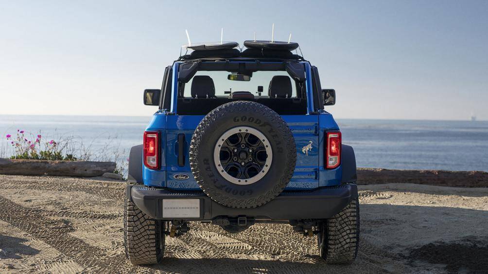 Xe còn được nâng cấp với dải đèn chiếu sáng LED của thương hiệu RIGID và đèn Off-Road được gắn trên gương xe