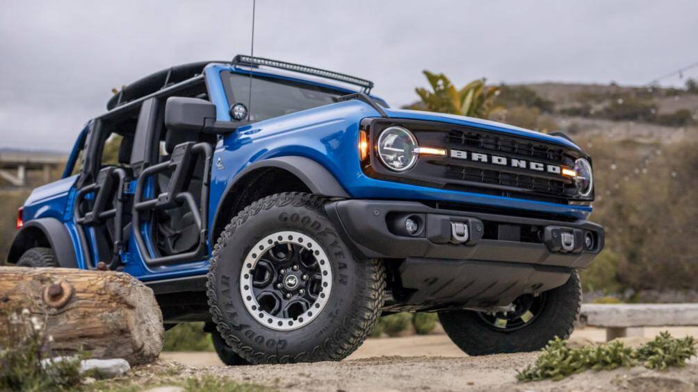 Bronco Riptide được trang bị lốp địa hình đi bùn có kích thước 35 inch đi kèm bộ mâm 17 inch nguyên bản