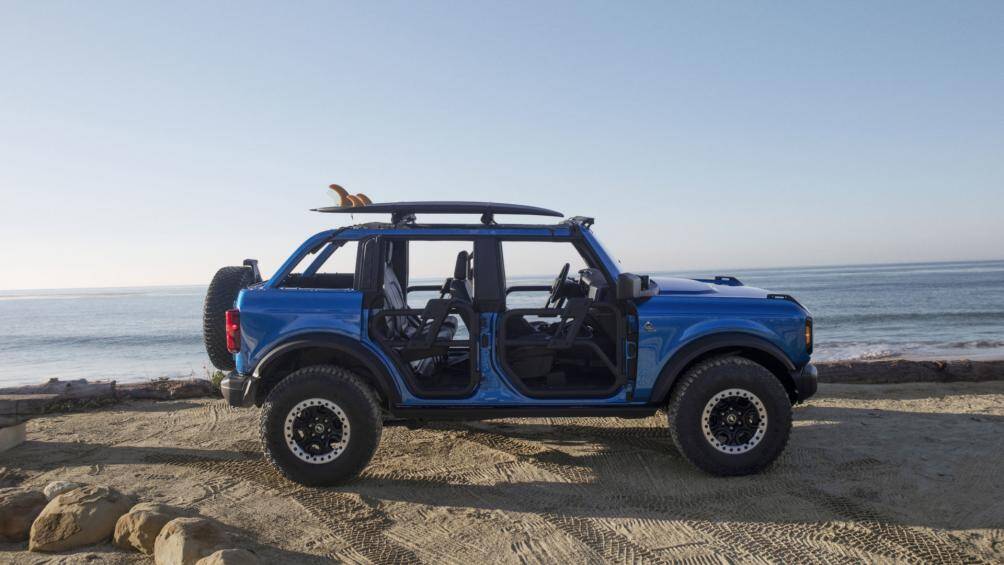 Mẫu concept này được trang bị hai tấm ván lướt sóng bằng. Hai thanh ngang nguyên bản trên nóc xe sẽ giữ hai tấm ván ổn định hơn