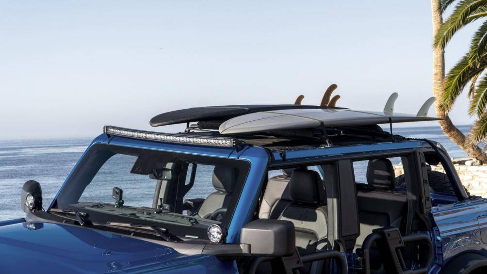 Phần ghế ngồi được bọc chất liệu có màu Black Onyx và Dark Space Grey cùng lót sàn cao su