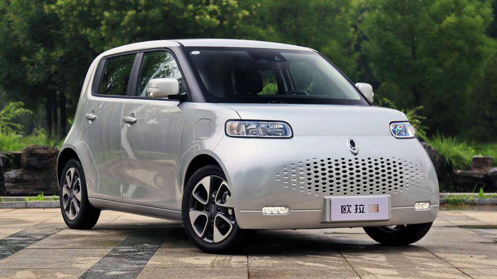 Ở đầu xe, lưới tản nhiệt thiết kế dạng kín và thêm lỗ nhỏ tạo hiệu ứng dạng "tổ ong" để thêm phần trang trí